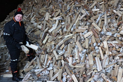 Ylistarolainen Eero Raina tekee vuodessa vajaat 2 000 irtokuutiota polttopuuta myyntiin. Hän on koneellistanut koko ketjun alipainekuivausta myöten, jotta pystyy hoitamaan yritystä yksin.