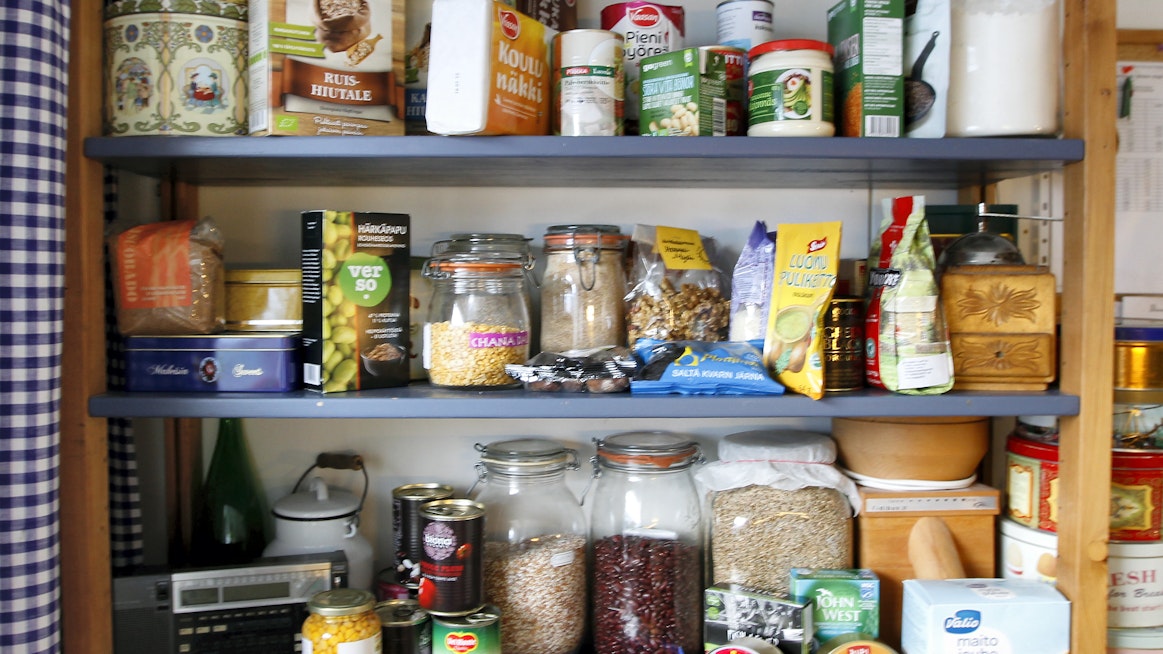 Kotitalouksien varautumisen avainsana on kotivara. Suositusten mukaan jokaisella tulisi olla kotona tarpeeksi ruokaa, vettä ja esimerkiksi lääkkeitä, jotta pärjää ainakin 72 tuntia omin avuin, jos yhteiskunnan palvelut häiriintyvät.