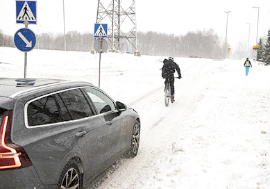 Päivän mittaan maan etelä- ja keskiosissa sataa hajanaisesti lunta, räntää ja vettäkin. 
