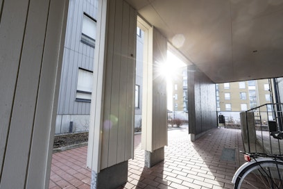 Tiistaipäivän ylimmät lämpötilat nousevat maan etelä- ja länsiosassa jälleen kymmenen asteen tienoille, pohjoisessa lämpöasteita on vain muutama. 