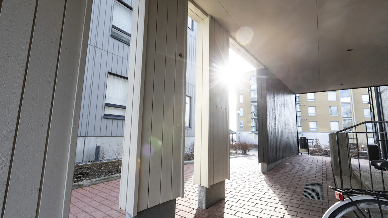Tiistaipäivän ylimmät lämpötilat nousevat maan etelä- ja länsiosassa jälleen kymmenen asteen tienoille, pohjoisessa lämpöasteita on vain muutama.