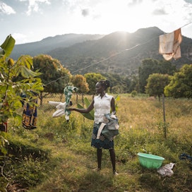 Kenia on yksi kehitysavun kokohdemaa. Nainen ripustaa pyykkejä Kerion laaksossa Keniassa.