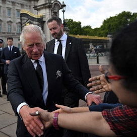 Kuningas Charles tervehti Buckinghamin palatsin edustalle kokoontuneita ihmisiä. LEHTIKUVA/AFP. 