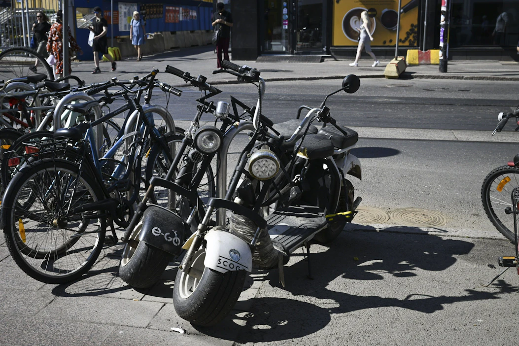 Vakuutusvelvollisuus koskee myös esimerkiksi ruokalähettien ja senioreiden käyttämiä sähköskoottereita. LEHTIKUVA / EMMI KORHONEN.