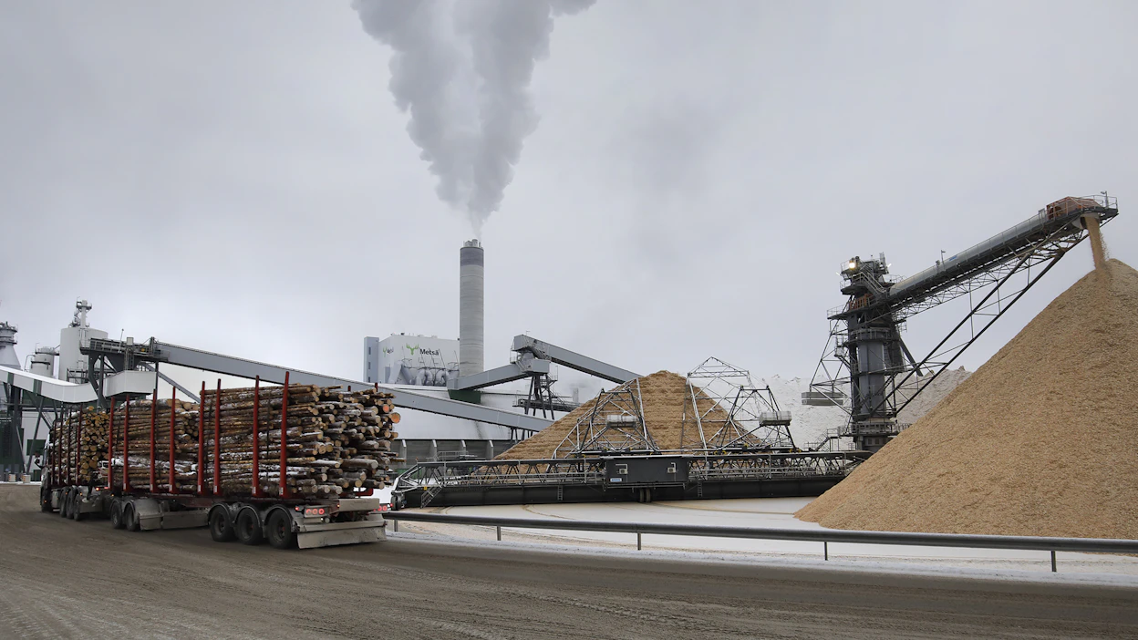 Metsä Groupin Äänekosken ja Kemin biotuotetehtaat tuottavat havusellua tehokkaasti.