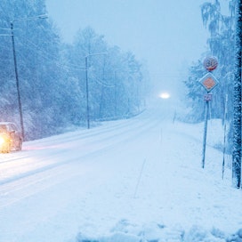 Lumipyry heikentää näkyvyyttä, ja myös tien pinnat ovat liukkaat.