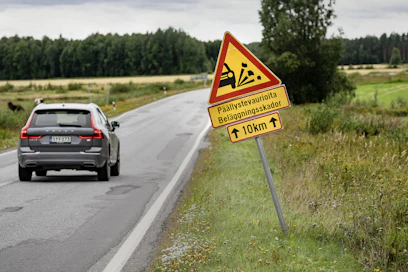 Pohjalaisten maalaismaisemien ihailu vaikeutuu Kaurajärveltä Vöyrille ajettaessa, kun tien surkea kunto pakottaa väistelemään paikkoja ja kuoppia.