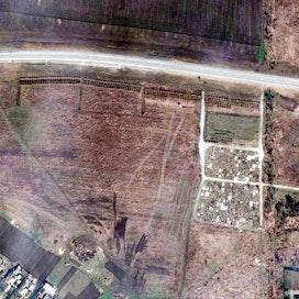 Etelä-Ukrainassa sijaitsevan Mariupolin läheltä otetuissa kuvissa epäillään näkyvän joukkohautoja. 