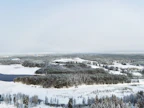 Myyty datakeskusalue sijaitsee Nuojuanlammen ja Pyteränlammen välisellä niemellä, vesistöistä hieman sisämaahan päin.