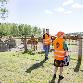 Juha Tenho (vas.) esitteli karjaansa tilalle saapuneille vierailijoille keskiviikkona.