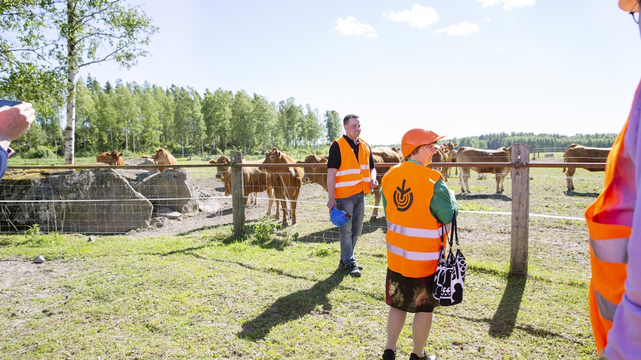 Juha Tenho (vas.) esitteli karjaansa tilalle saapuneille vierailijoille keskiviikkona.