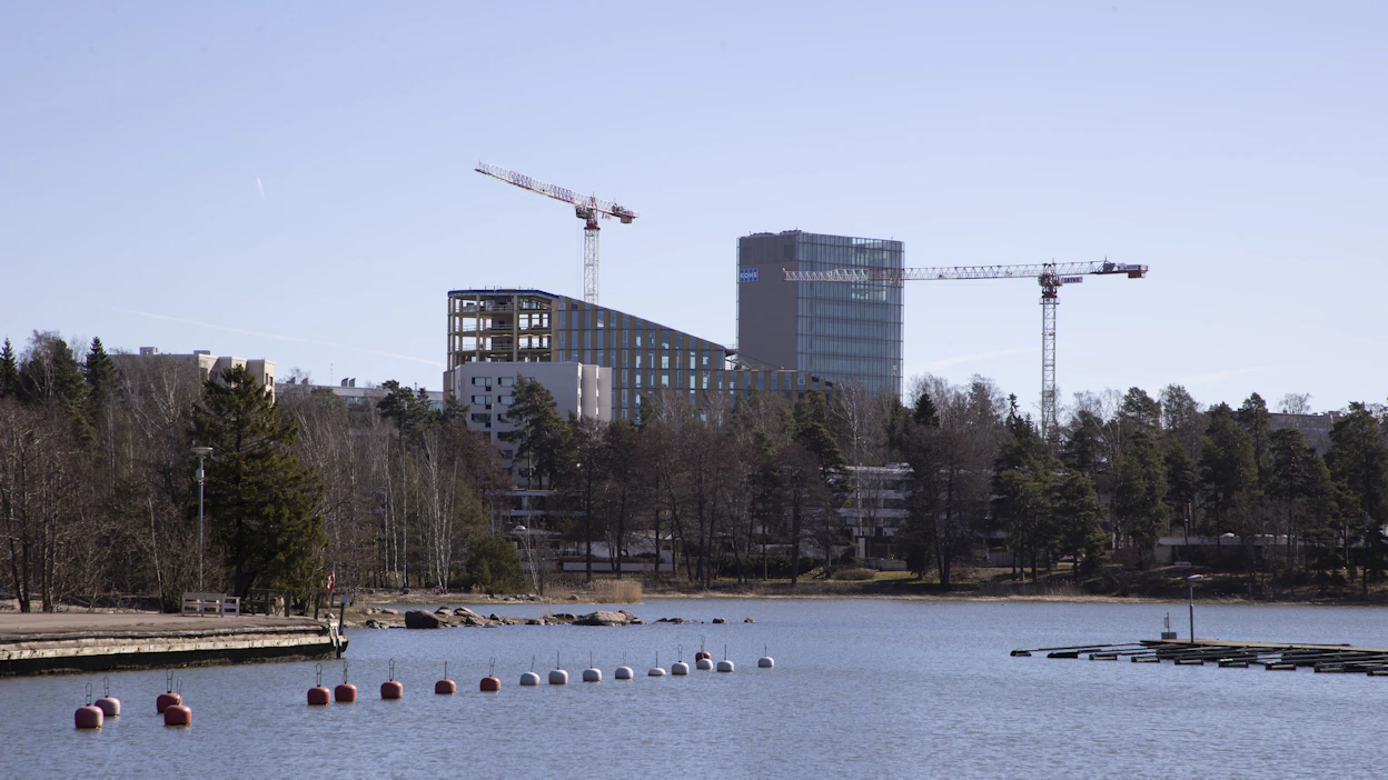 Rakentaminen on koko maan työllisyyden ja aluetalouden kannalta keskeinen ala, kirjoittaja toteaa.