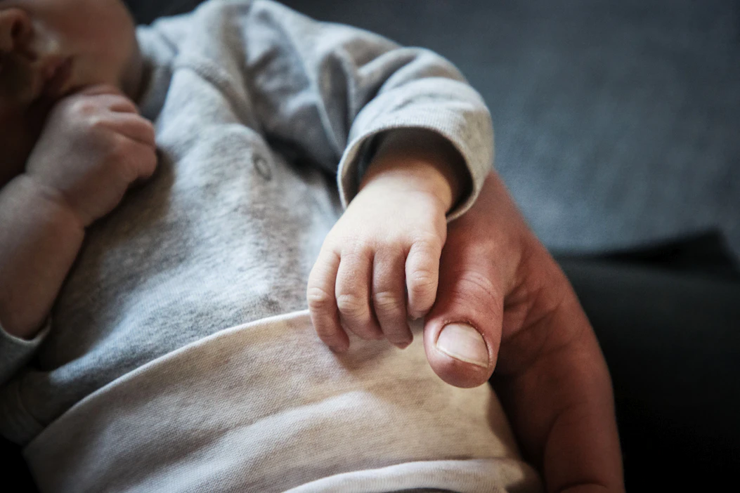 Pienen vauvan vanhemmille on luultavasti kerrottu vauva-ajan vaiheista, mutta miksei kukaan valmista siihen, mitä vanhemmuus paljon myöhemmin, kysyy Veera Rinne.
