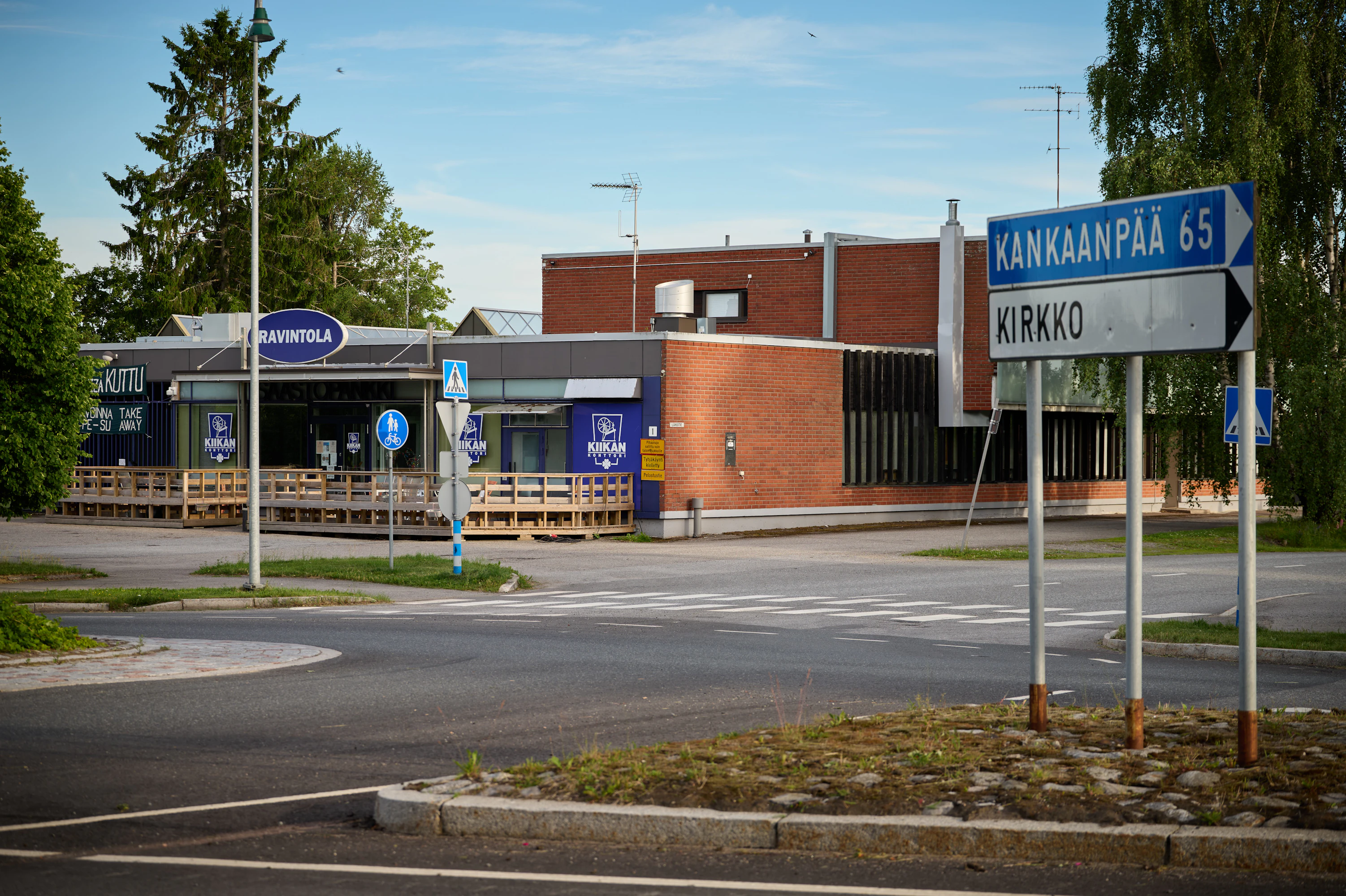 Kiikan uimahalli rakennettiin keskeiselle paikalle päätien varteen. Tie vie Pirkanmaalta Satakuntaan ja Pohjanmaalle.
