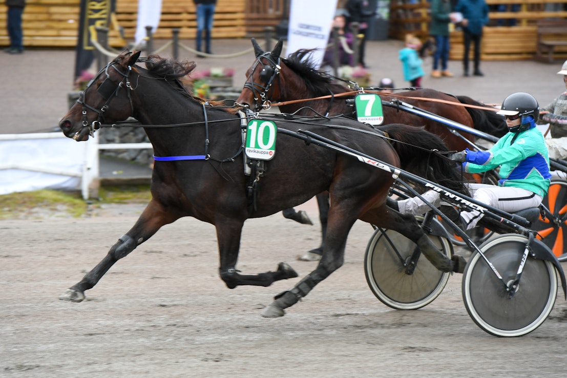 Milla Markkanen voitti eilen Ravinaisten Suomen mestaruuden. Arkistokuvassa hän on Magnifique Elisen rattailla.