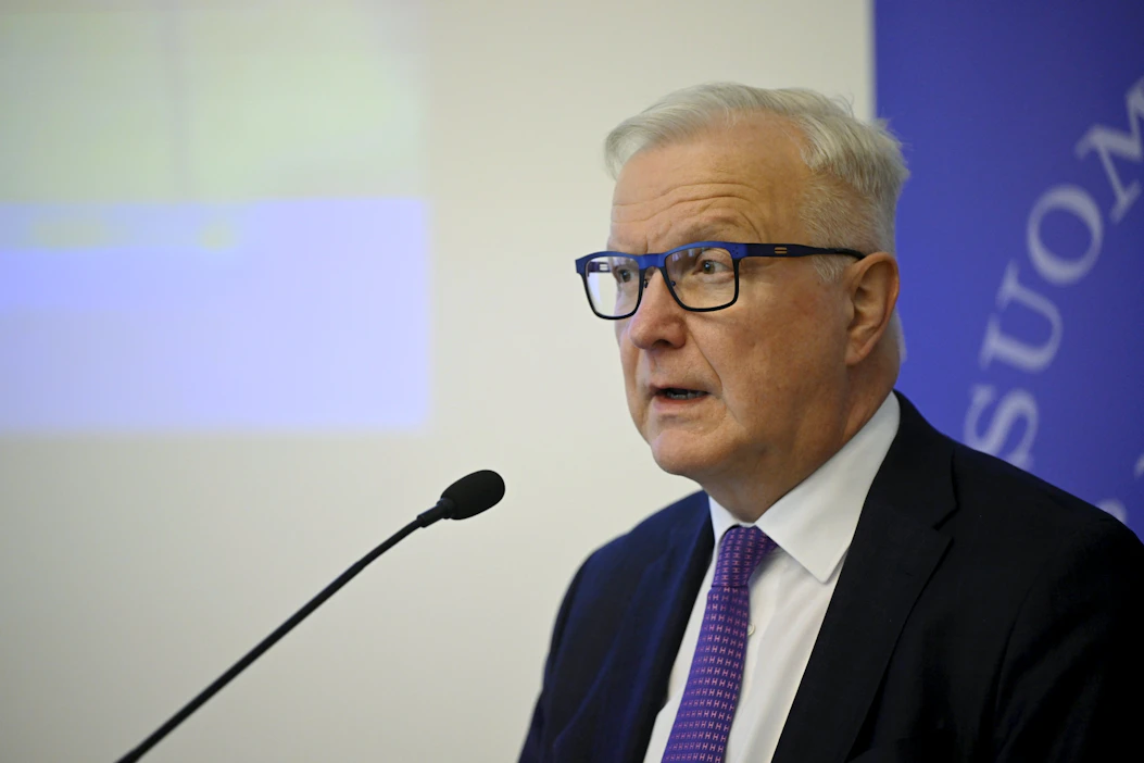 Suomen Pankin pääjohtaja Olli Rehn pankin tiedotustilaisuudessa Helsingissä tiistaina. LEHTIKUVA / ANTTI AIMO-KOIVISTO.