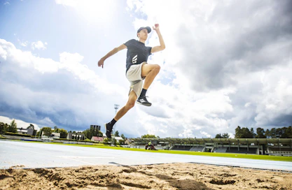 Simo Lipsanen on asettanut päätavoitteen jo ensi kesään. Hänellä on onnistuessaan realistinen mahdollisuus EM-mitaliin ja olympialaisissa finaalipaikkaan. Lipsanen rikkoi Pertti Pousin kolmiloikan Suomen ennätyksen huippukaudellaan vuonna 2017.