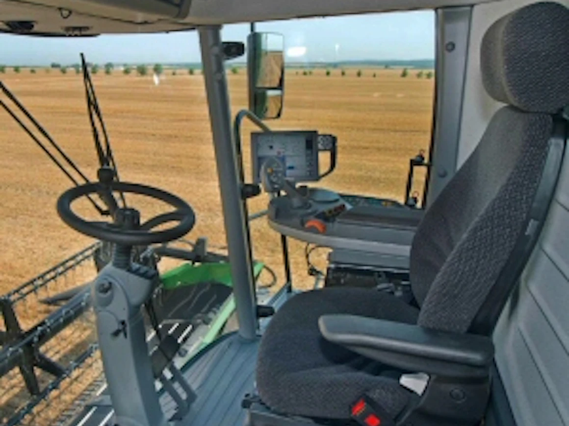 12Fendt6335Cohjaamo