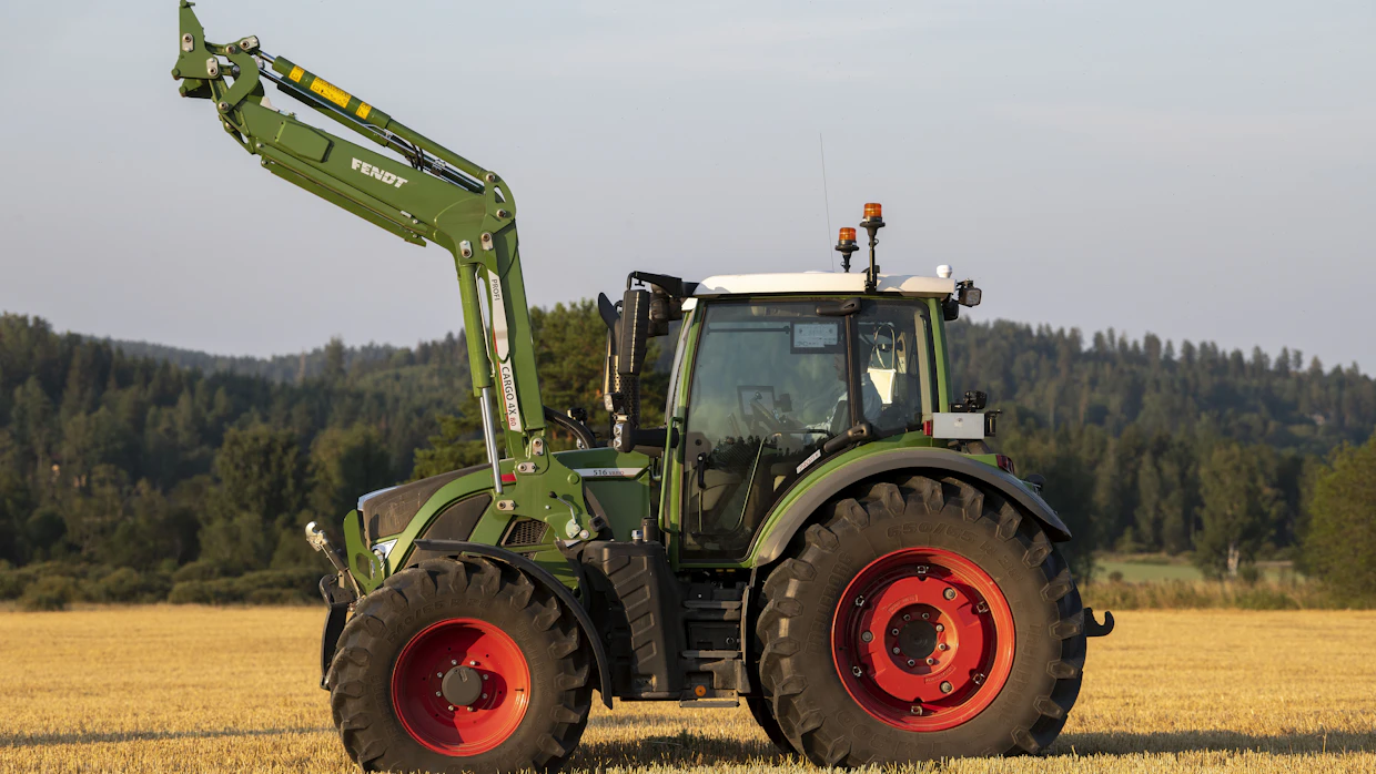 Fendt 516 Vario Profi Plus edusti varustukseltaan testin kärkeä. Traktoria käytetään Fendt One -konseptin mukaisesti, tämän huippumallin varustukseen kuului peräti kolme näyttöä asetusten tekoa ja tarkkailua varten. Deutz-moottorin iskutilavuus oli testin pienin eikä tässä 4-litraisessa 171-hevosvoimaisessa moottorissa ollut lainkaan lisäteho-ominaisuutta.
