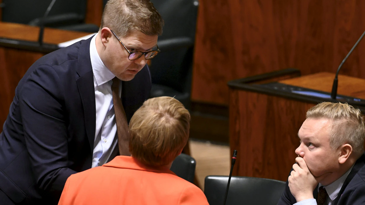 SDP:n puheenjohtaja Antti Lindtman (vasemmalla) keskusteli keskustan puheenjohtajan Annika Saarikon ja kansanedustajan Antti Kurvisen kanssa eduskunnan suullisella kyselytunnilla viime viikolla.