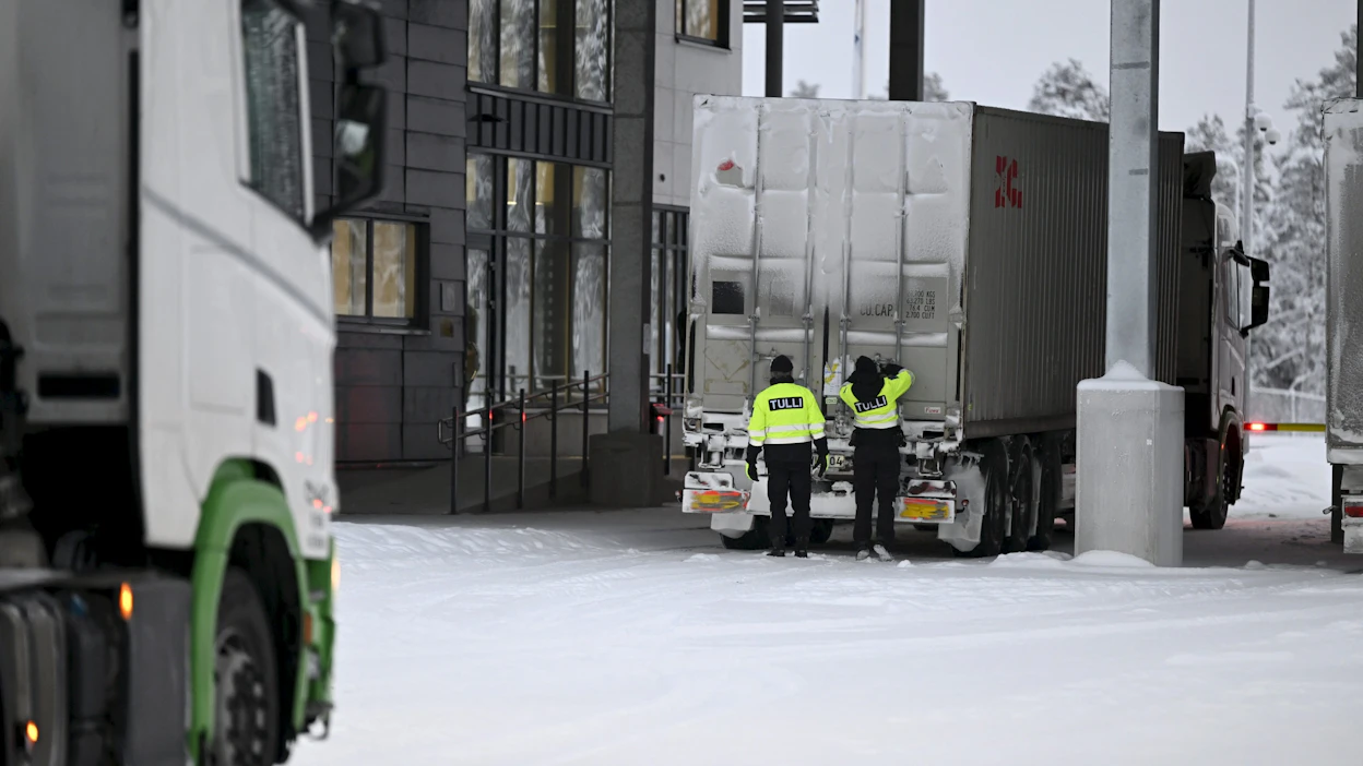 Raja-Joosepissa oleva Lehtikuvan kuvaaja kertoi aamupäivällä STT:lle, että liikenne on ollut rajalla vähäistä. Hieman ennen raja-aseman aukeamista paikalle saapui kolme rekkaa. LEHTIKUVA / EMMI KORHONEN.