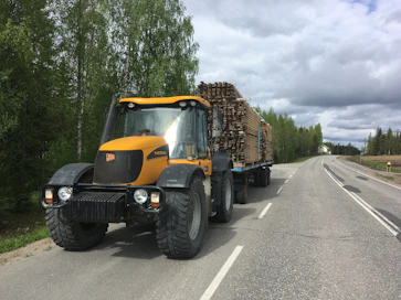 Fastracilla tehdyt tytöt ovat olleet suurimmaksi osaksi lavetin vetoa ja hakkeen kuljetusta tiellä