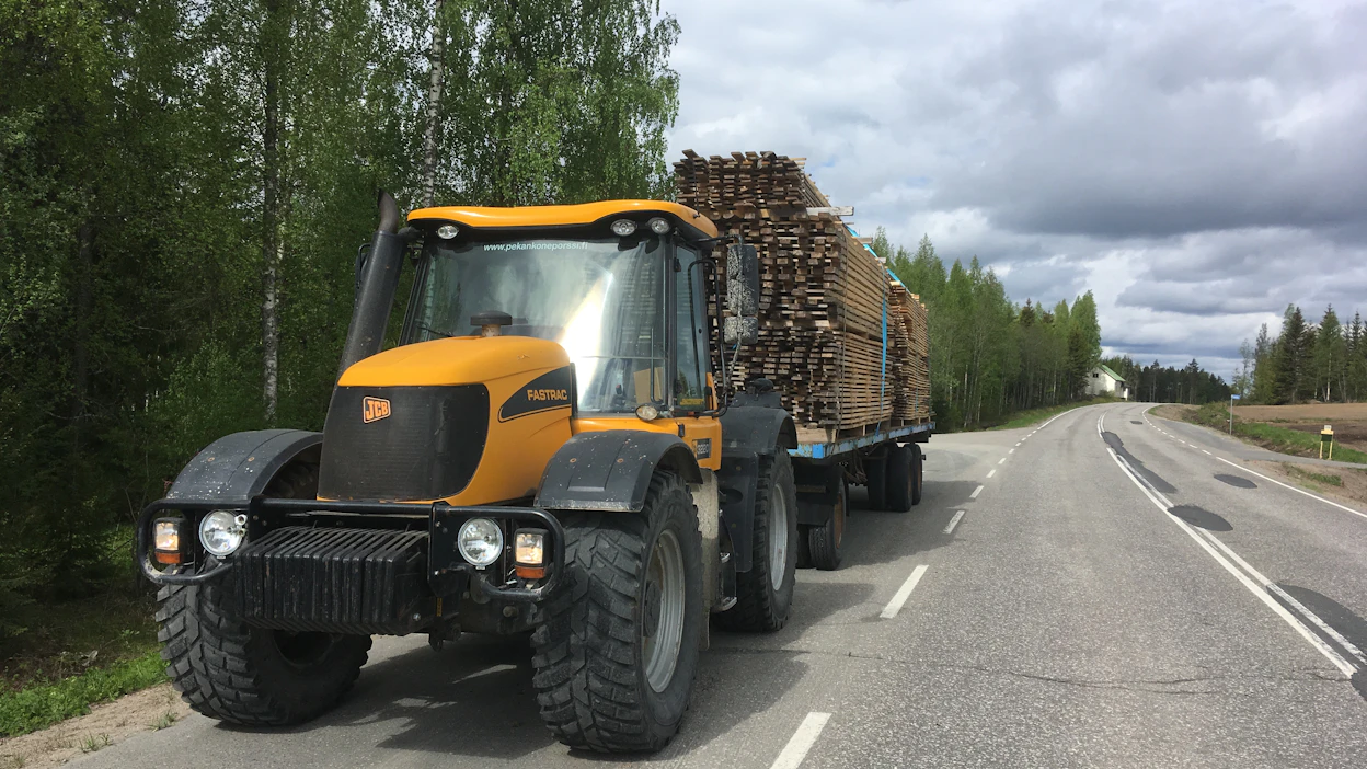 Fastracilla tehdyt tytöt ovat olleet suurimmaksi osaksi lavetin vetoa ja hakkeen kuljetusta tiellä