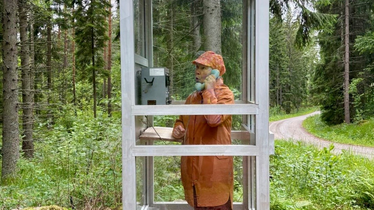 Tästä puhelinkioskista ei ole koskaan voinut soittaa sen nykyiseltä paikalta, metsäisen tien varrelta, vaan se on sijoitettu siihen ilahduttamaan ohikulkijoita.