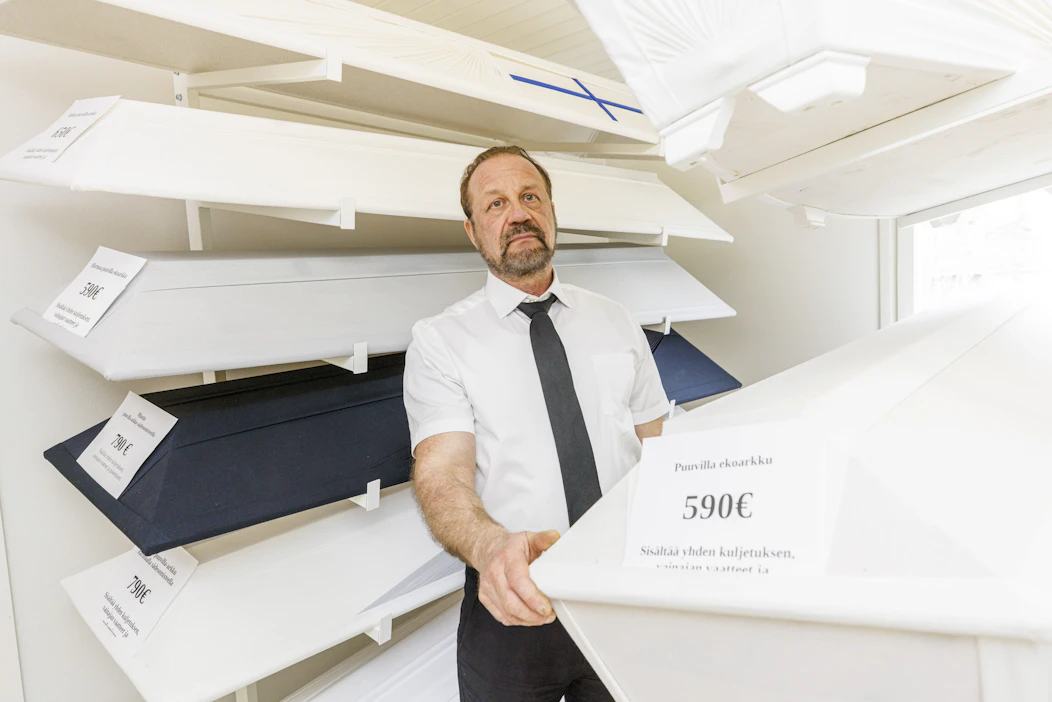 Jukka Häyhän mukaan ekologisuus oli alkujaan yksi Sawon Kallan kilpailuvalteista. Nykyään laki kieltää muovien, keinokuitujen ja suurten metalliosien käytön arkuissa ja uurnissa.