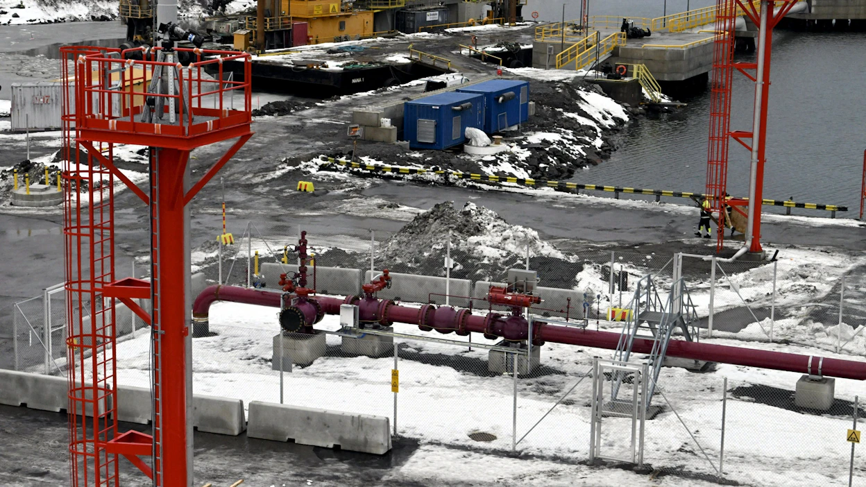Nesteytettyä maakaasua kuljettava terminaalilaiva ankkuroidaan Inkoon satamaan. Terminaalilaiva turvaa erityisesti teollisuuden kaasun saantia. LEHTIKUVA / Jussi Nukari.
