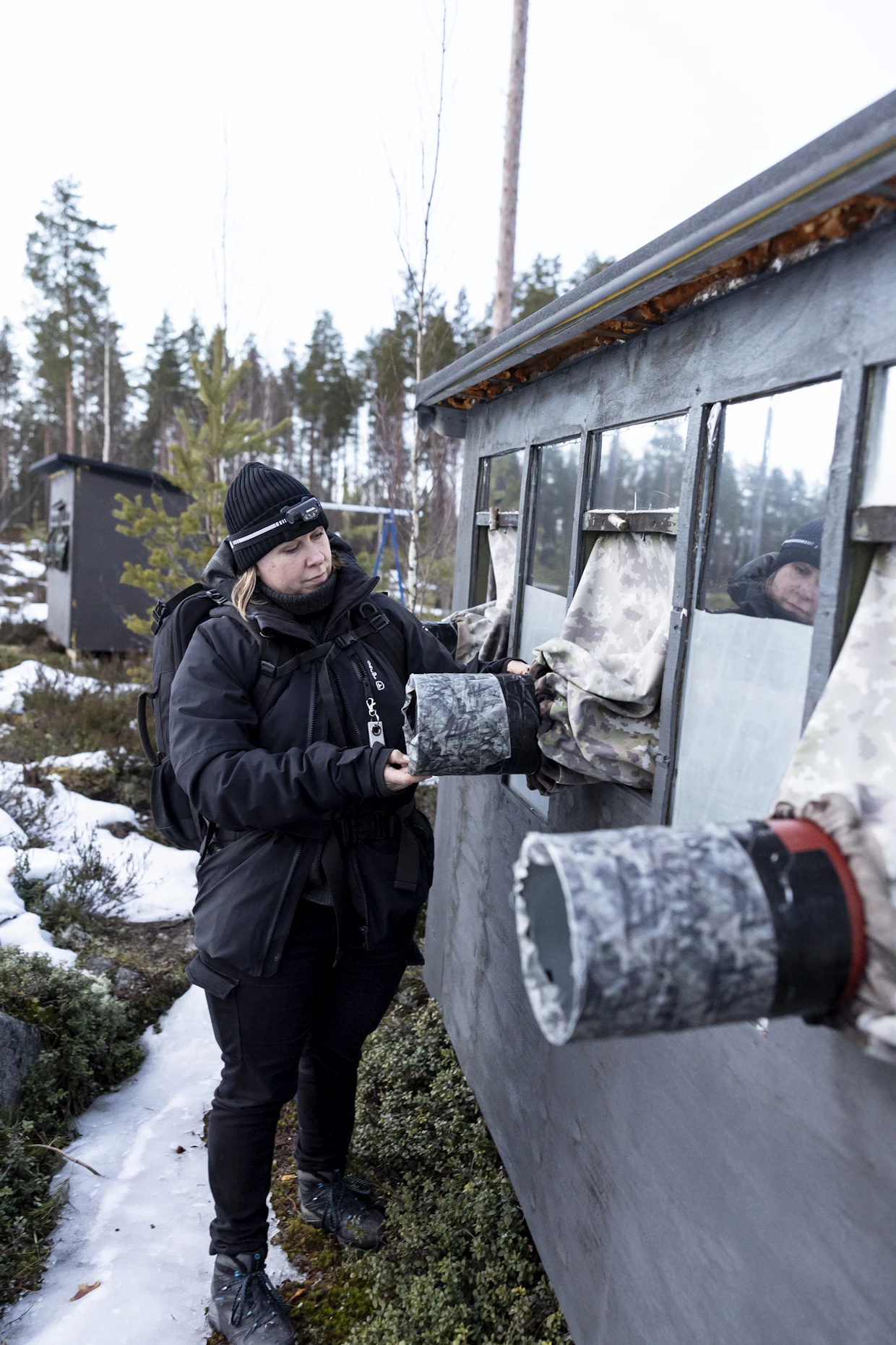 Valokuvaaja Mia Surakka ei tee maakotkien talviruokintaa pelkästään luontokuvien toivossa, vaan hän haluaa samalla perehtyä lintulajiin.