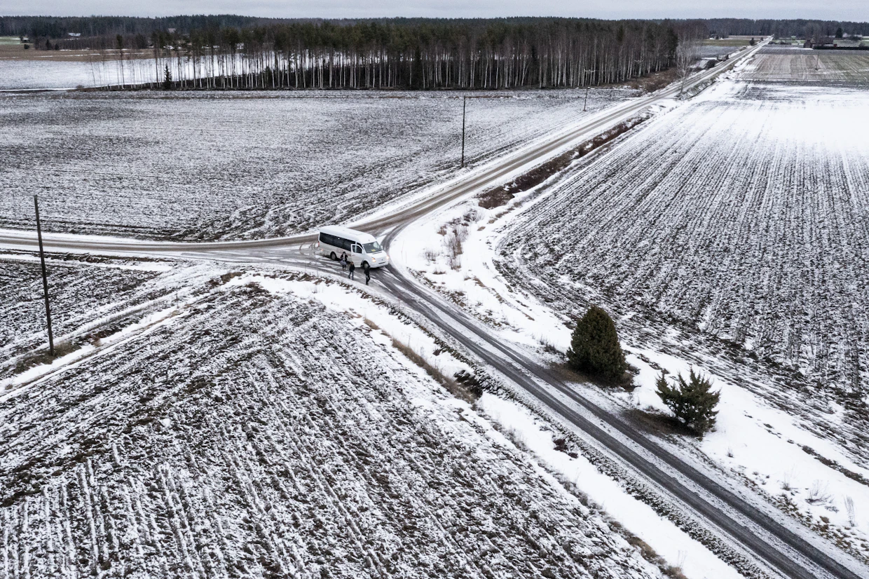 Huhtamon kylän tiet ovat pitkiä ja suoria, ja Kourajoen toisella puolella Satakunta vaihtuu Varsinais-Suomeen.