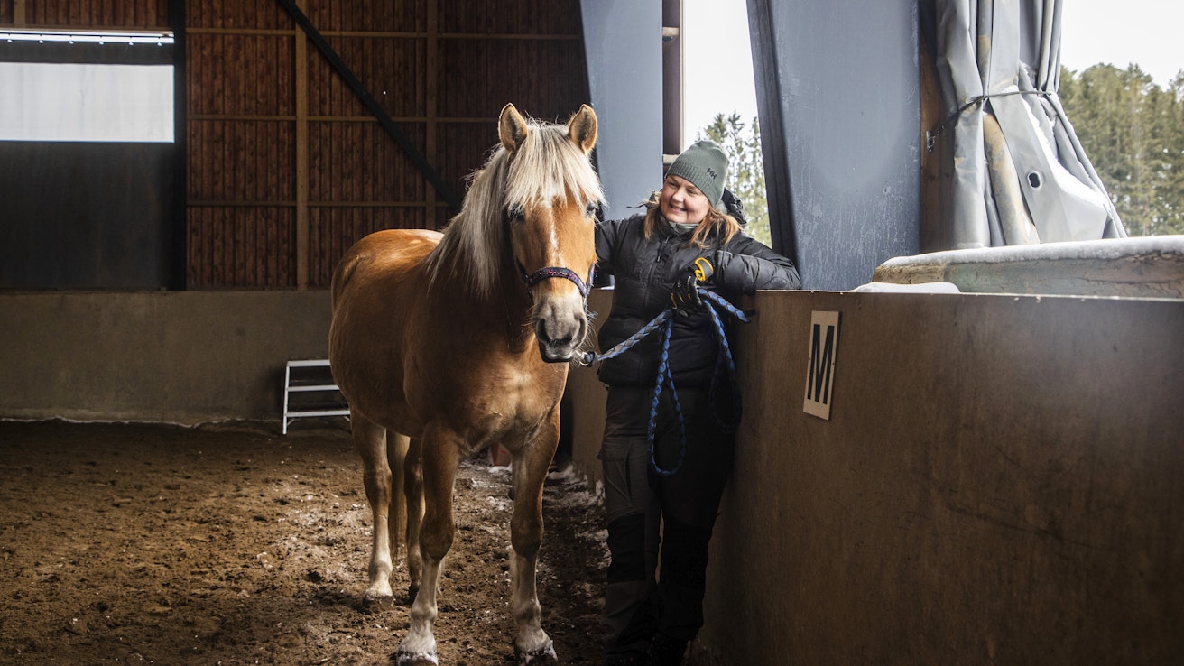 ”Lähdin kotoa jo nuorena hevosalalle, 50 markkaa taskussani”, kertoo Heidi Mäkinen, 45, taustastaan. Nyt hänellä on Suomessa harvinainen avomaneesi.