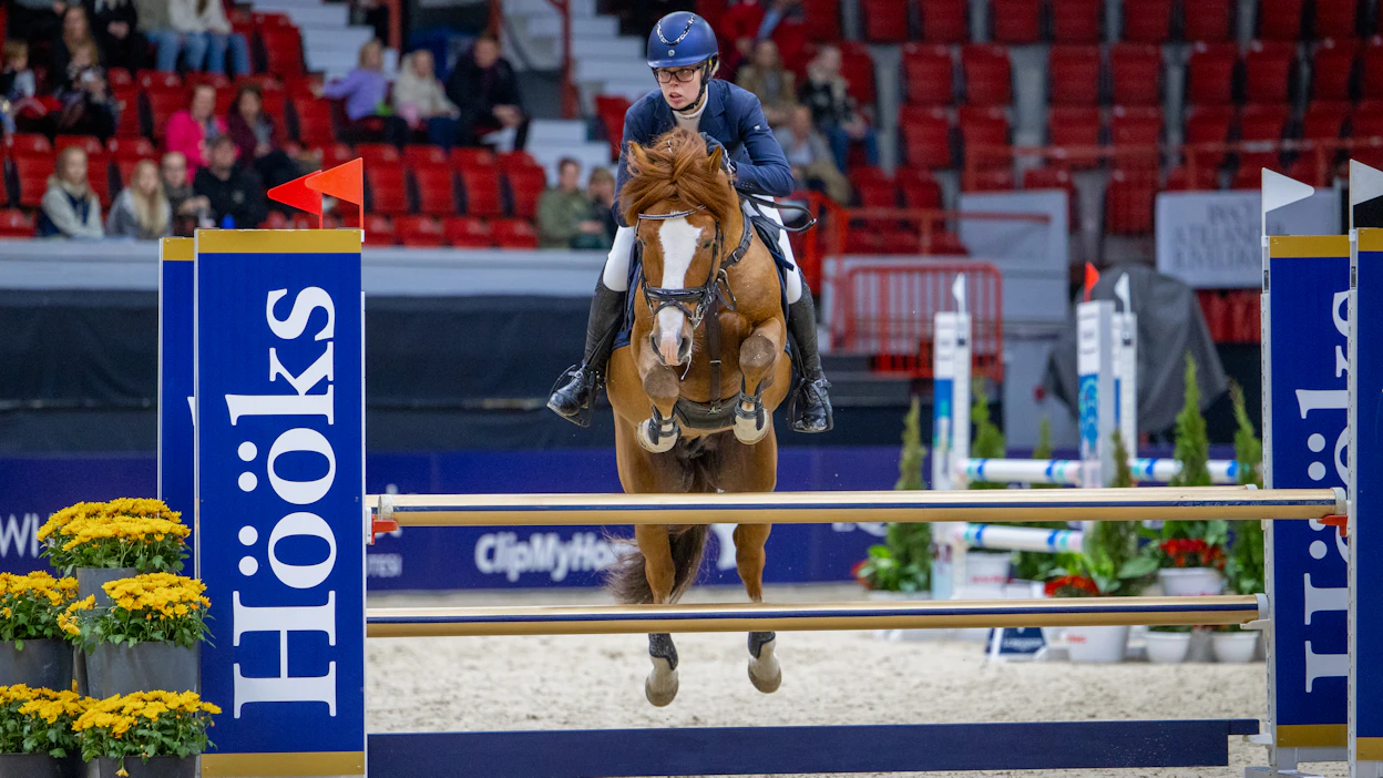 Vilma Leppäkangas ja Paletin Liekki Helsinki International Horse Show’ssa syksyllä 2025. Valtion joululahjarahoissa muistettiin sekä suomenhevosia että Helsinki Horse Show’ta.