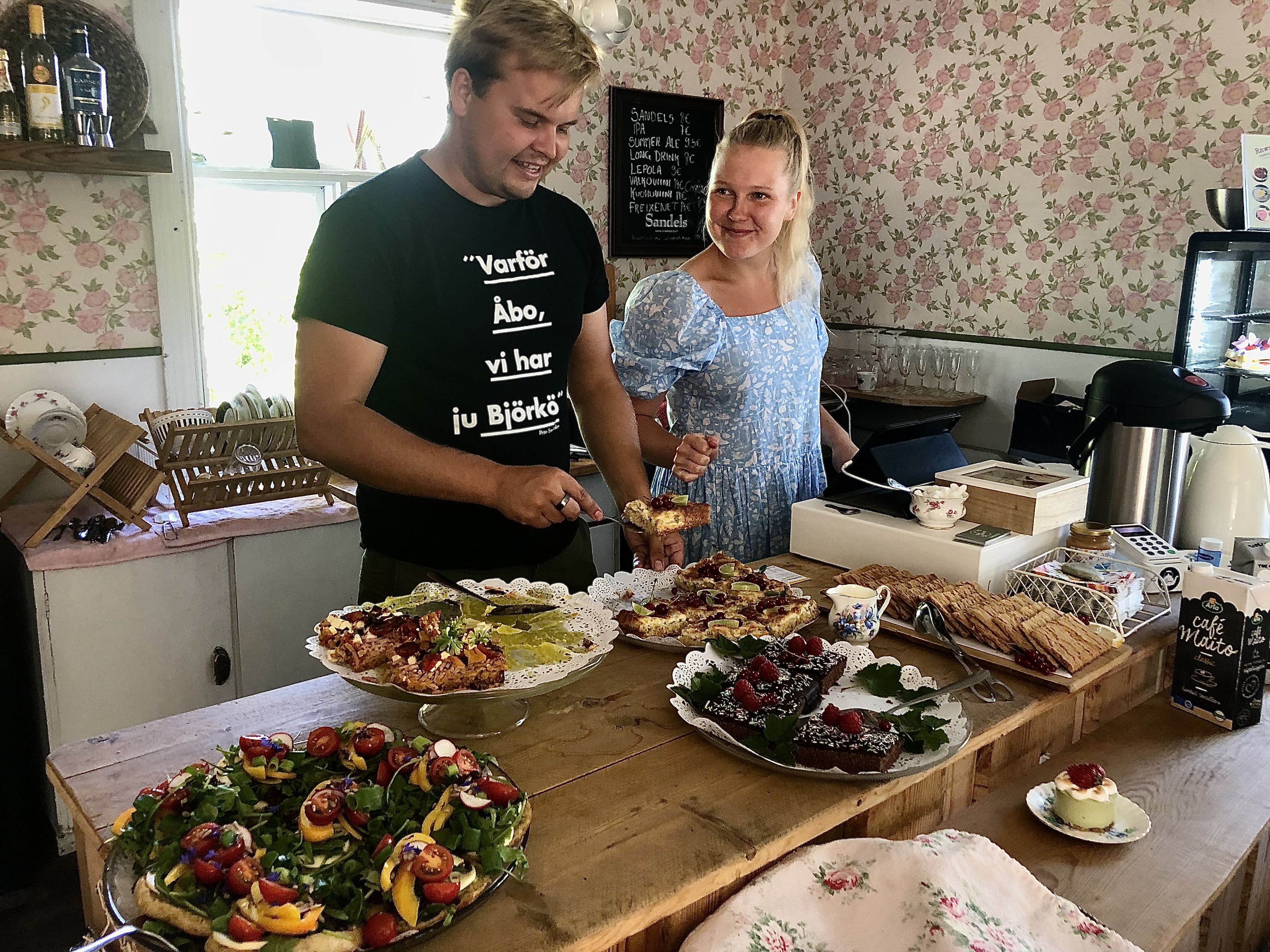 Santeri Knaapinen ja Tiia Kaartovuori häärivät itse tiskin takana palvelemassa asiakkaita. Kahvila avautuu tänä kesänä vasta 10. heinäkuuta, sillä he menevät tilallaan naimisiin.