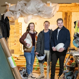 Ravintoloitsija Riku Stenros (oik.) yhdessä Meet Districtin vetäjien Maiju Paston ja Tom Immosen kanssa seuraamassa remontin edistymistä.