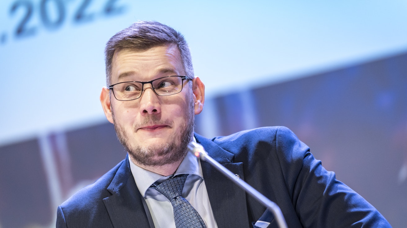 Eerikki Viljanen kuvattuna MTK:n valtuuskunnan kevätkokouksessa 2022. 