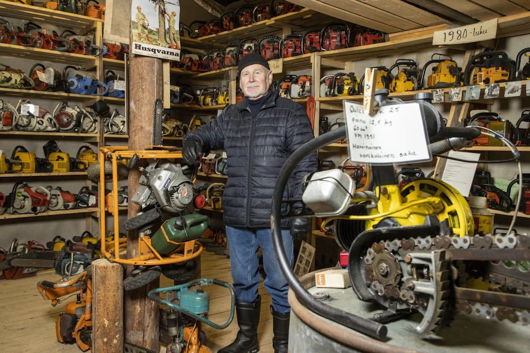 Tapio Körhämö ryhtyi keräämään moottorisahoja, koska traktorit vaativat kovin paljon tilaa.