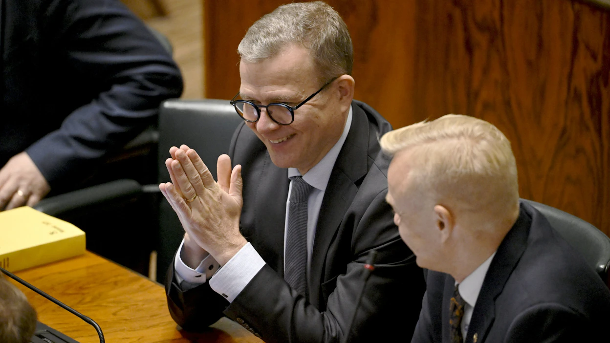 Pääministeri Petteri Orpo (kok.) ja kansanedustaja Timo Heinonen (kok.) eduskunnan täysistunnossa tänään. LEHTIKUVA / Antti Aimo-Koivisto.