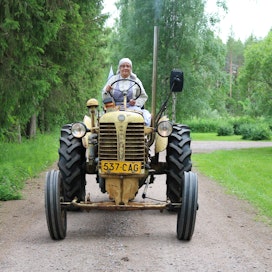 Tiina Mäenpää ei tyydy vanhojen traktoreiden osalta vain ajamiseen. Hän osallistuu mielellään myös niiden entisöintiin.
