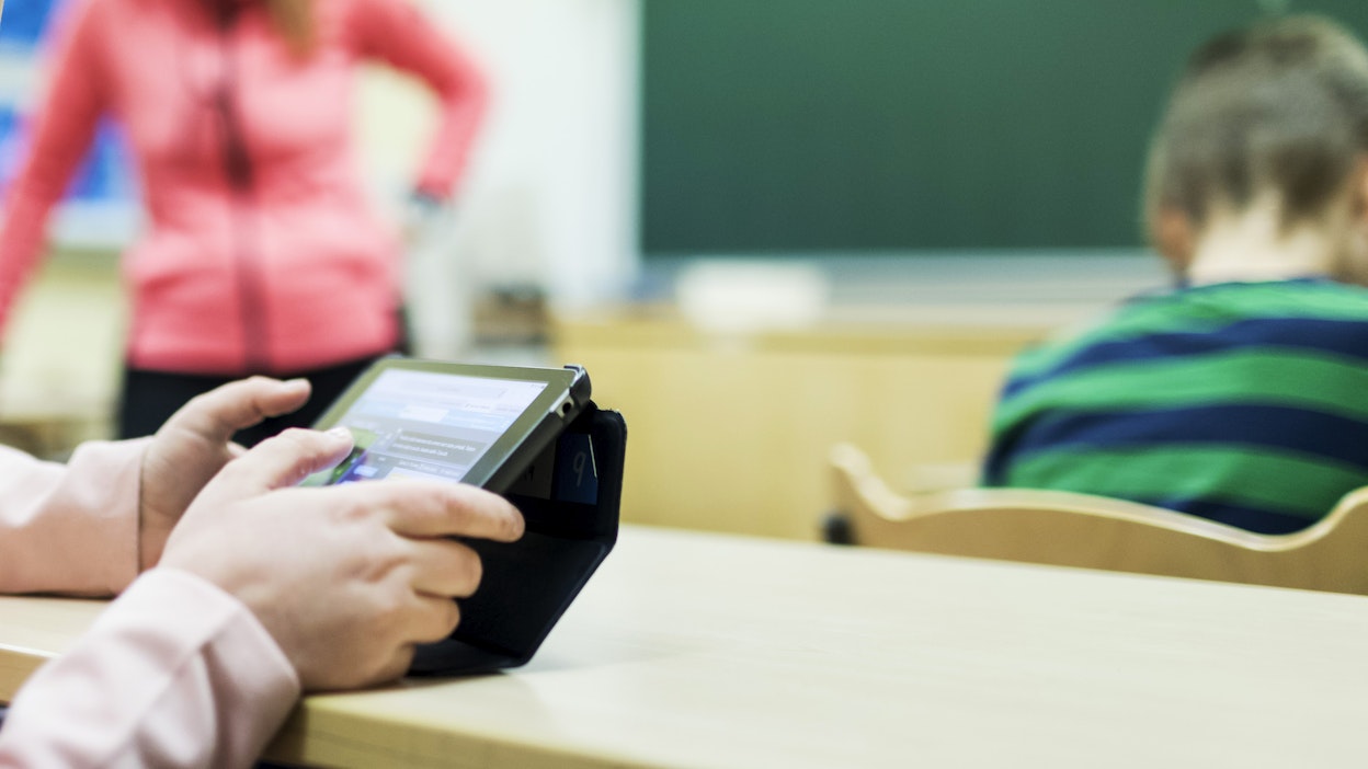 Puhelimen käyttö oppitunneilla on kielletty. Kuvituskuva.