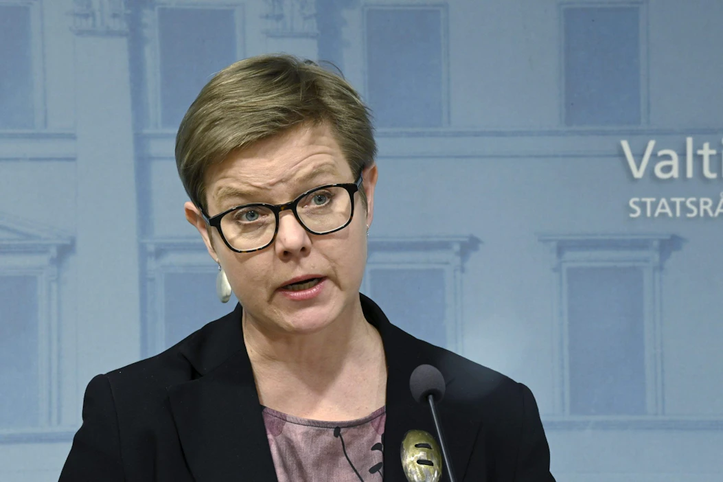 Sisäministeri Krista Mikkonen esitteli valtioneuvoston ajankohtaisselontekoa Helsingissä 13. huhtikuuta. LEHTIKUVA / MARKKU ULANDER.