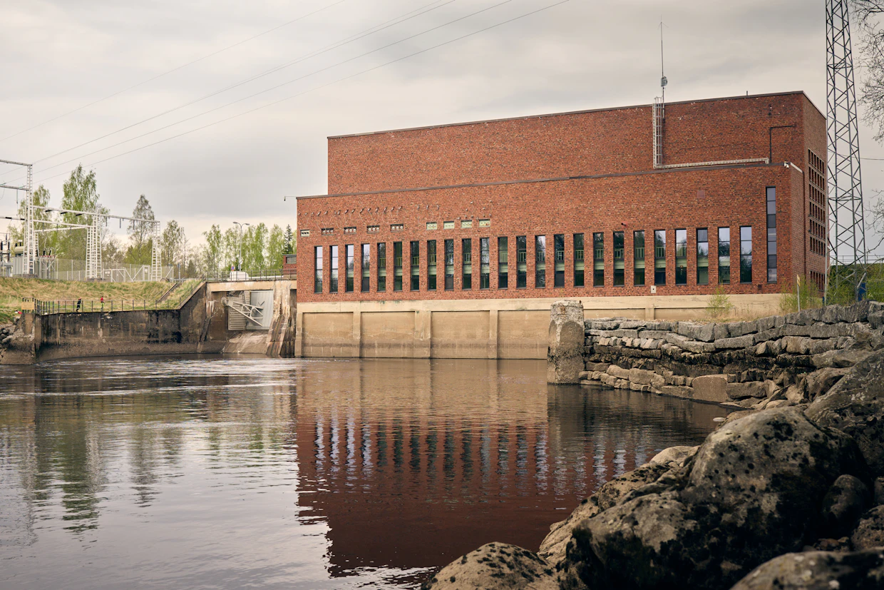 Pohjoismaiden vajaat vesivarannot korostuvat nyt määräaikaisten sähkösopimusten hinnoissa. Kuvassa Tyrvään voimalaitos Kokemäenjoella.