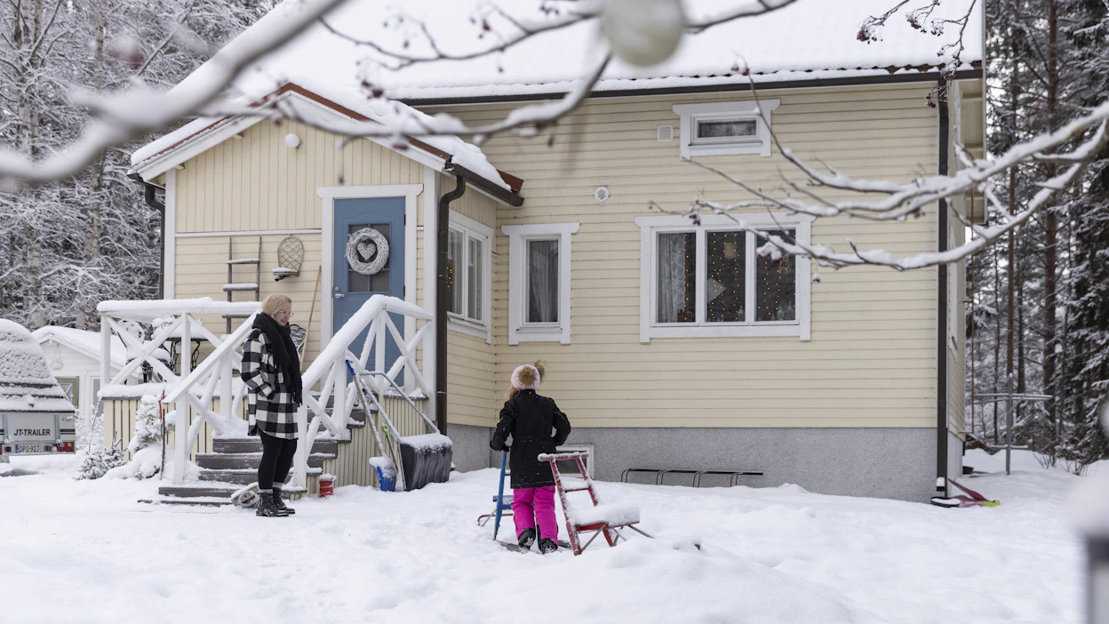 Rintamamiestalo oli perheelle löytö. Talo oli hyvässä kunnossa, ja sen sijainti lähellä Karstulan keskustaa järven rannalla on täydellinen.