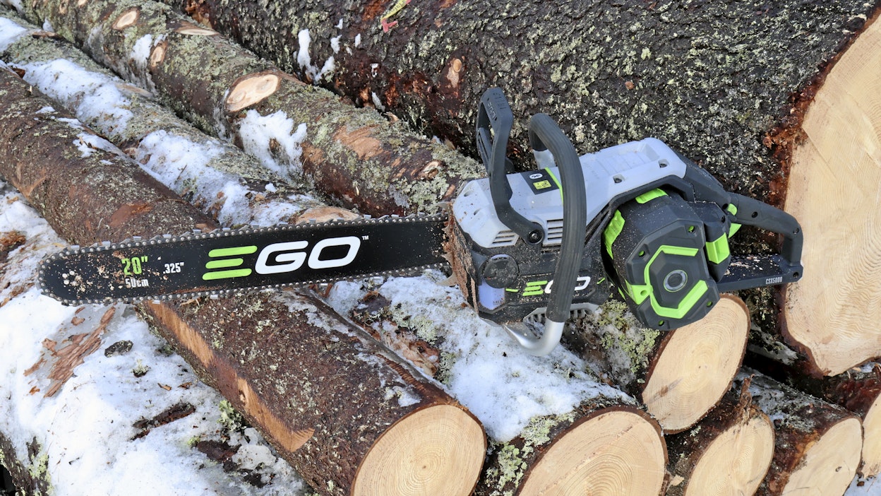 Pitkä laippa tekee EGO:n uusimmasta akkusahasta massiivisen näköisen – eikä ulkomuoto petä. Saha on jämerästi toteutettu ja voimakas.