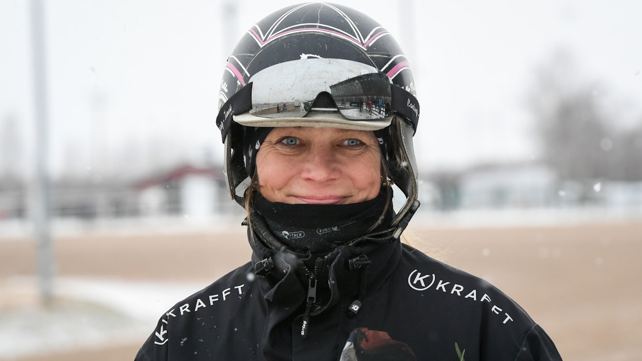 Katja Melkko harmittelee Staro Mack Crowen heikkoa lähtörata onnea Suomen kevään suurkilpailuissa.