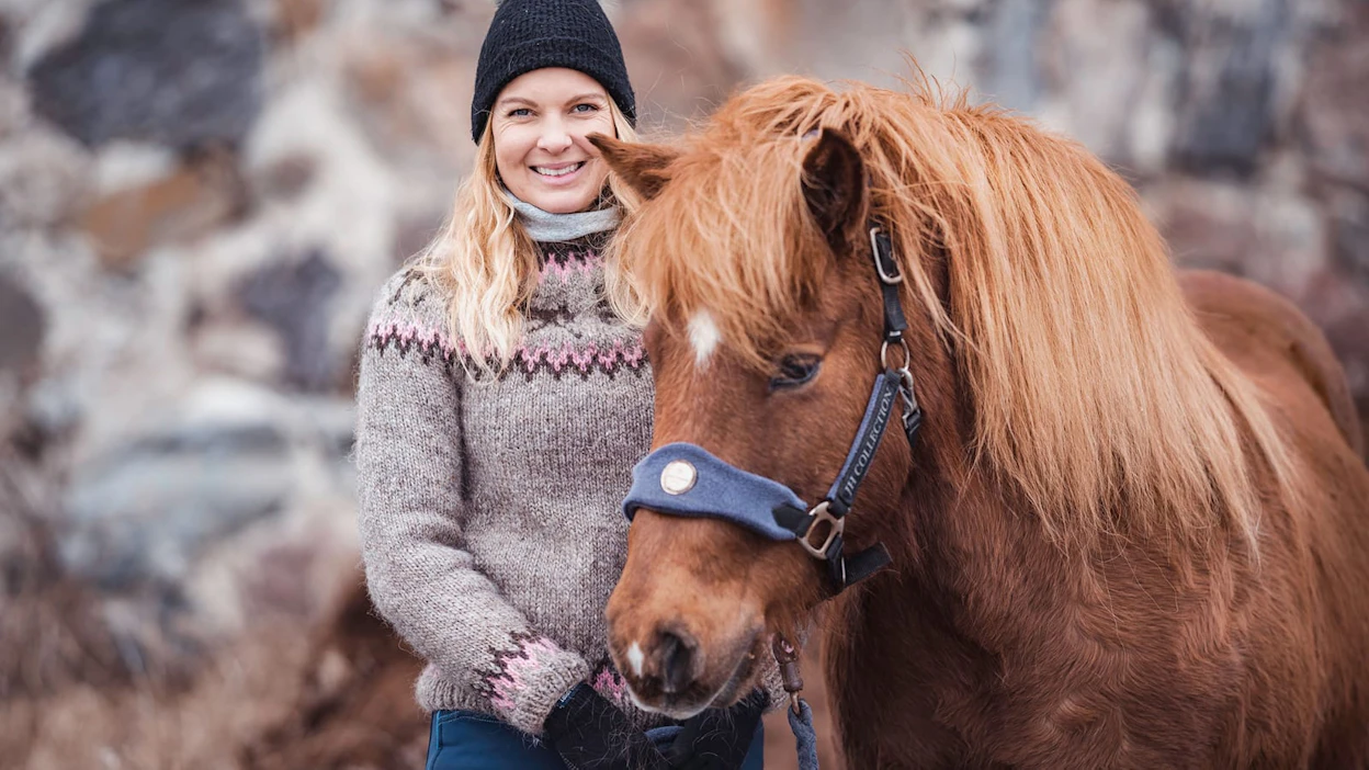 Venny Valle toteaa, että hevosella on uskomaton kyky tuoda ihmiselle näkyväksi asioita, joille ihminen on voinut matkan varrella sokeutua. Kuvassa Valle oman Gledi-tammansa kanssa.