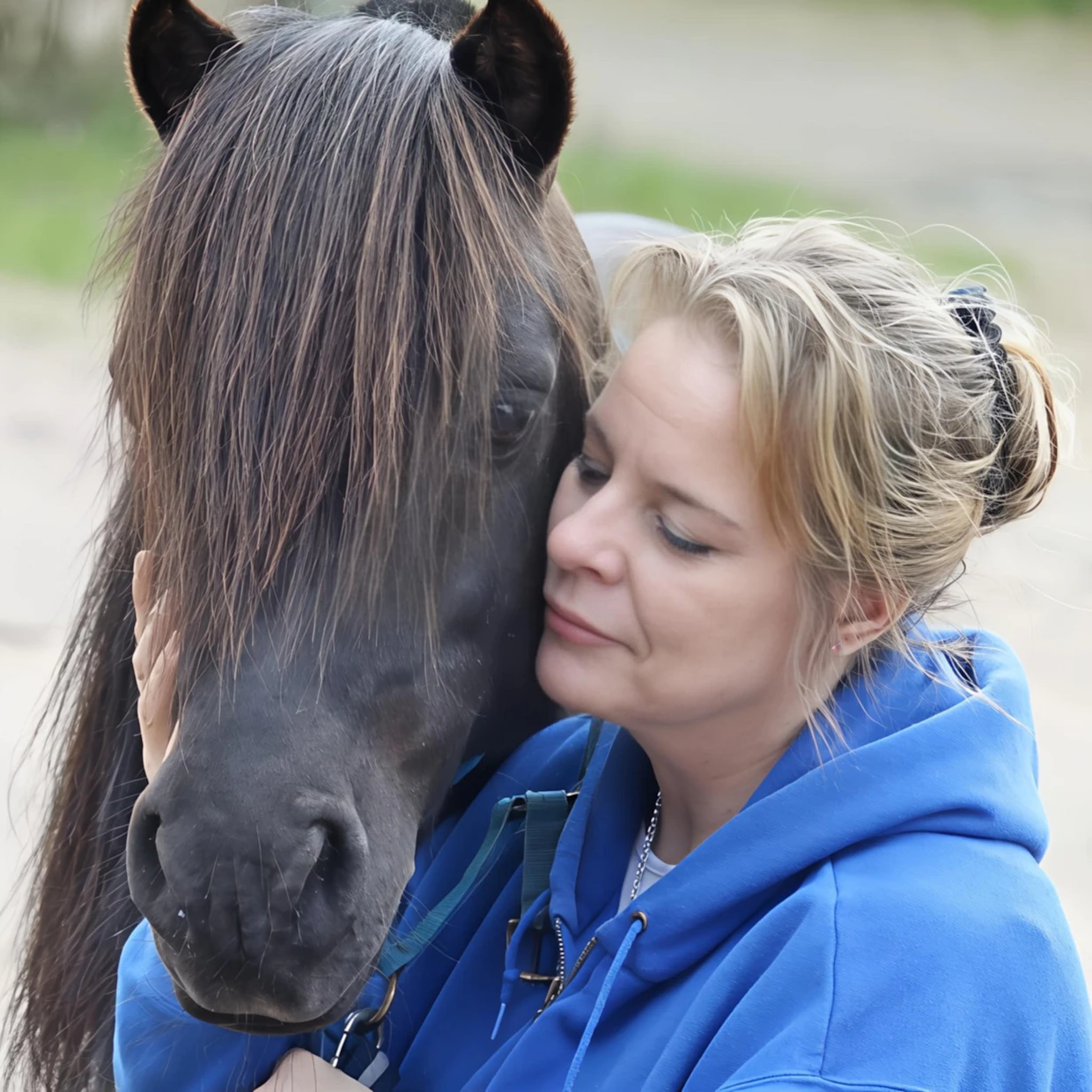 Lasten vanha poni jäi tuttuun talliin Rovaniemelle, kun Susanna Koivuranta itse muutti pääkaupunkiseudulle.