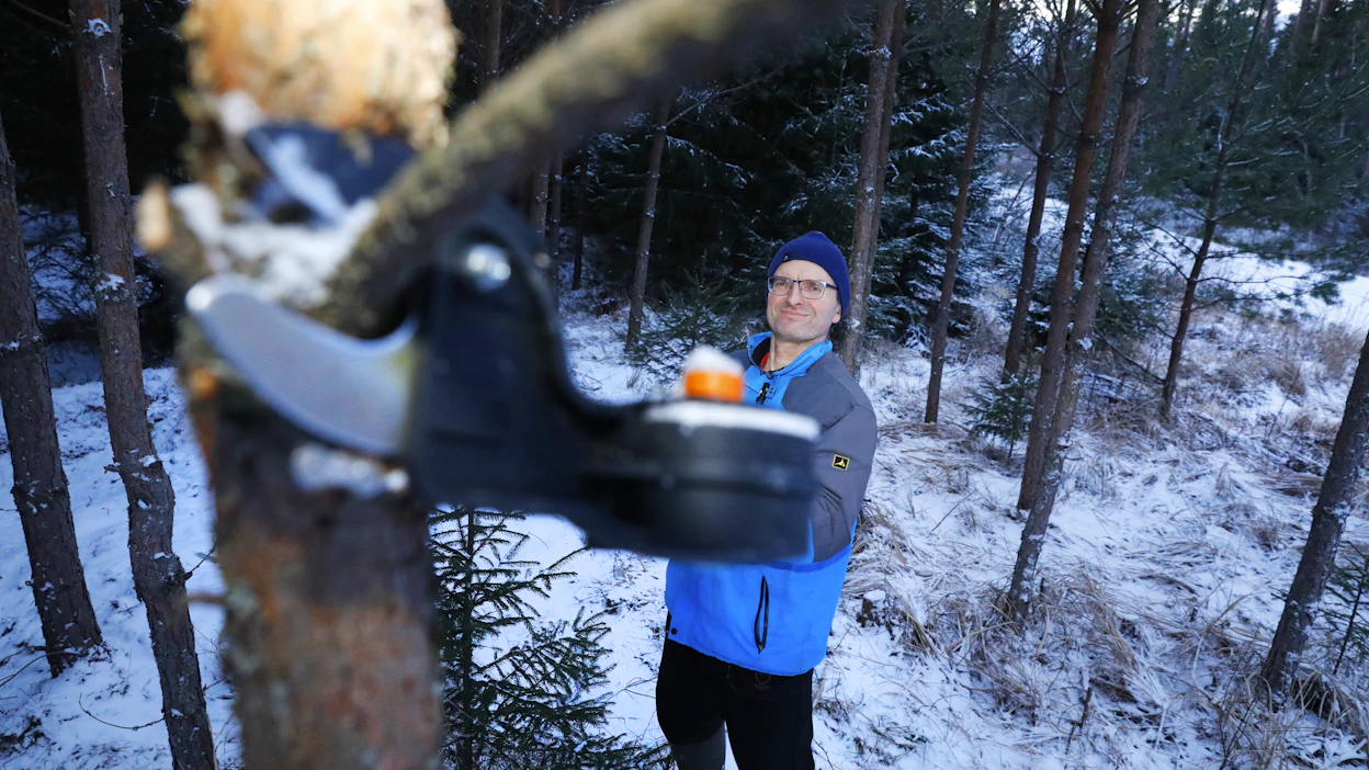 Mynämäkeläinen Jarno Sundell karsii nuorta männikköä etupäässä harrastuksena ja saadakseen metsästä puistomaisen.