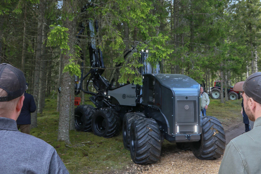 Elmia Wood 2022 toi esille useita uusia pienempiä metsäkoneita. Niistä yllättävin oli Malwan järeämpi 8-pyöräinen harvesteri, jonka työnäytökset vetivät valtavat yleisöt paikalle.